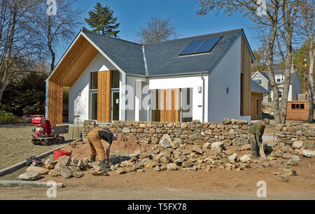 BRAEMAR ABERDEENSHIRE SCOTLAND THE FIRST PASSIVE HOUSE BUILT IN BRAEMAR WITH A SUPERB DRY STONE WALL Stock Photo