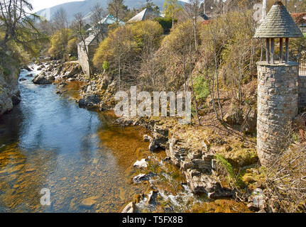 BRAEMAR ABERDEENSHIRE SCOTLAND THE RIVER CLUNIE FLOWING THROUGH  THE CENTRE OF THE TOWN AND VIEWPOINT Stock Photo