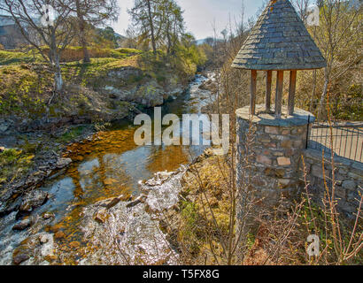 BRAEMAR ABERDEENSHIRE SCOTLAND THE RIVER CLUNIE IN THE CENTRE OF THE TOWN AND VIEWPOINT Stock Photo