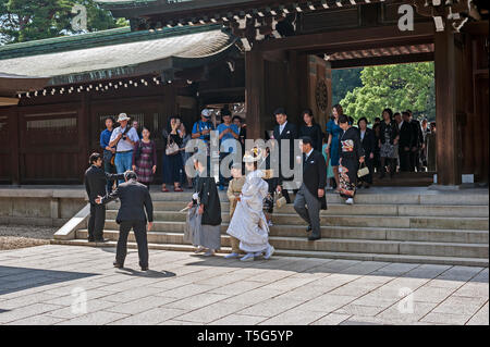 Wedding party in the Meiji Jingu, (Meiji Shrine) grounds at Shibuya, Tokyo, Japan Stock Photo