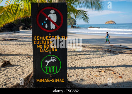 No littering sign and beware of monkeys - Espadilla Norte Beach, Manuel Antonio, Quepos, Costa Rica Stock Photo