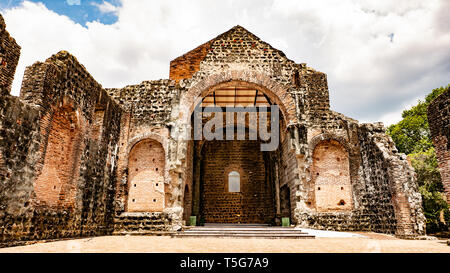 panama-viejo-ruins-amid-modern