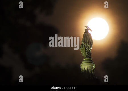 Washington, DC, USA. 12th July, 2014. The Super Moon behind the Statue of Freedom on the US Capitol Building in Washington, DC, July 12, 2014. Credit: Bill Putnam/ZUMA Wire/Alamy Live News Stock Photo