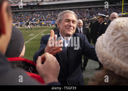 Philadelphia, Pennsylvania, USA. 6th Dec, 2008. President George W. Bush meets with fans at his last Army-Navy football game as preident in Philadelphia, Penn., Dec.6, 2008. The US Naval Academy's Midshipmen beat The US Military Academy's Cadets 34-0 for the seventh straight win. Credit: Bill Putnam/ZUMA Wire/Alamy Live News