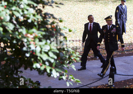 Arlington, Virginia, USA. 11th Nov, 2011. President Barack Obama walks back to his limo after concluding a Veterans Day observance at the Arlington Memorial Amphitheatre on Arlington National Cemetery November 11, 2011. Credit: Bill Putnam/ZUMA Wire/Alamy Live News Stock Photo