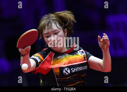 (190425) -- BUDAPEST, April 25, 2019 (Xinhua) -- Suh Hyowon of South Korea competes during the women's singles round of 16 against Ding Ning of China at 2019 ITTF World Table Tennis Championships in Budapest, Hungary, April 24, 2019. Ding Ning won 4-1. (Xinhua/Tao Xiyi) Stock Photo