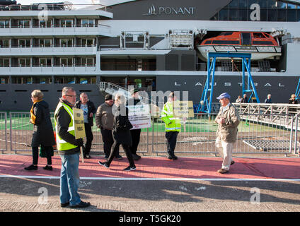 Cobh, Cork, Ireland. 25th April, 2019. Passengers disembarking from  the cruise liner L’Austral are met by protesters on the quayside in Cobh, Co. Cork,. The protest is against the decision by the Port of Cork Company to close the quayside public walk during the arrival of cruise liners in Cobh, Co. Cork, Ireland. Credit: David Creedon/Alamy Live News Stock Photo