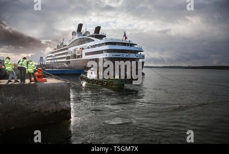 Cobh, Cork, Ireland. 25th April, 2019. Port of Cork mooring men tie up the cruise liner L’Austral as she berths at the deep water quay in Cobh, Co. Cork, Ireland. Credit: David Creedon/Alamy Live News Stock Photo