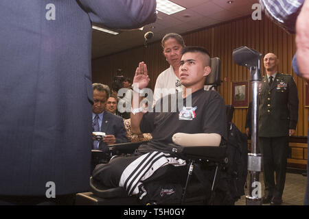 September 17, 2002 - Washington, DC, USA - U.S. Army Spc. Hilario Bermanis, a soldier with Charlie Company, 3rd Battalion, 325th Airborne Infantry Regiment, takes the oath of US citizenship during a ceremony at Walter Reed Army Hospital in Washington, D.C., Sept. 17, 2003. ..Bermanis, a native of Micronesia, was wounded when insurgents attacked at a weapons turn-in point with Rocket Propelled Grenades in Baghdad. He lost both legs and part of his left arm. (Credit Image: © Bill Putnam/ZUMA Wire) Stock Photo