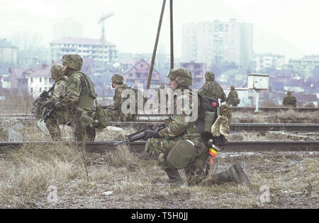 February 21, 2000 - Mitrovica, Kosovo, Yugoslavia - American soldiers wait to cross into northern Mitrovica, Kosovo, Yugoslavia, to search for weapons caches in a joint operation with the French military February 21, 2000. (Credit Image: © Bill Putnam/ZUMA Wire) Stock Photo