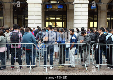 Apple opens a new store in Covent Garden, London. 7 August 2010. Stock Photo