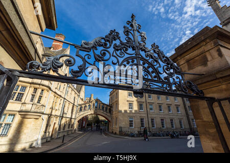 Hertford Bridge through the Iron gates to the Bodleian Library at Oxford University, England Stock Photo