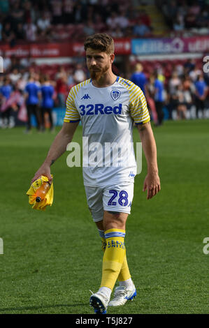 22nd April 2019 , Griffin Park, London, England; Sky Bet Championship, Brentford vs Leeds United ; Gaetano Berardi (28) of Leeds Utd   Credit: Phil Westlake/News Images,  English Football League images are subject to DataCo Licence Stock Photo