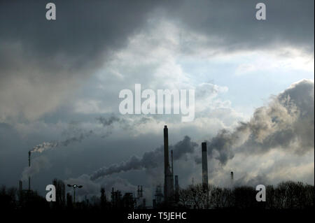 Wildcat strikes at Lindsey oil refinery in protest of jobs being given to foreign workers. Immingham, Lincolnshire. 2.2.09 Stock Photo