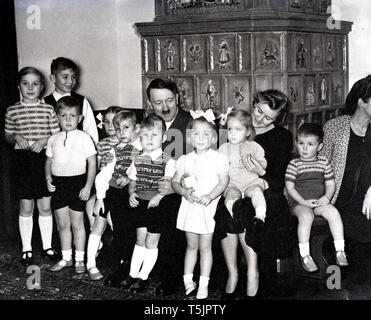 Eva Braun Collection (osam) - Original Caption: Bormanns und Speers - Kinder wünschen ein Gutes 1940 / Bormann and Speer - Children wish a happy 1940 - Adolf Hitler with group of children Stock Photo