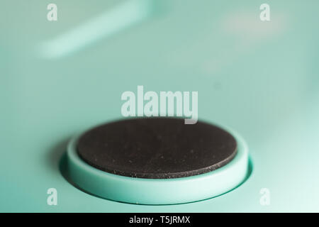 https://l450v.alamy.com/450v/t5jrmx/black-pin-button-white-blank-badge-pin-brooch-t5jrmx.jpg