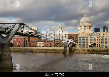 UK, London, City of London, River Thames, Millenium Bridge und St. Paul's Cathedral Stock Photo
