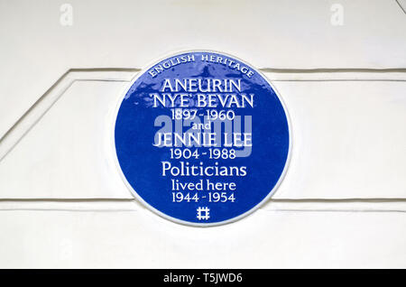 London, England, UK. Commemorative Blue Plaque: Aneurin ‘Nye’ Bevan and Jennie Lee (respectively founders of the NHS and the Open University) lived .... Stock Photo