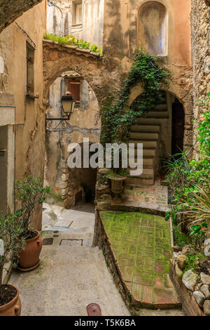 France, Alpes Maritimes, Roquebrune Cap Martin, street in the old village // France, Alpes-Maritimes (06), Roquebrune-Cap-Martin, ruelle dans le vieux Stock Photo