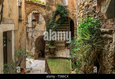 France, Alpes Maritimes, Roquebrune Cap Martin, street in the old village // France, Alpes-Maritimes (06), Roquebrune-Cap-Martin, ruelle dans le vieux Stock Photo