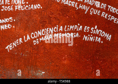 'El Mejunje de Silverio' indoors details of the famous place. Cuban humor phrase in Spanish and painted on the wall. The local landmark is a place of  Stock Photo