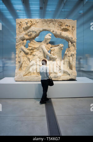 Le Louvre Lens : Capitole Rome ; Relief representant Mithra dieu iranien du soleil cacrifiant un taureau / Relief representing Mithra,Persian sun god Stock Photo