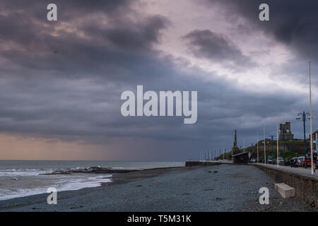 Aberystwyth Wales UK, Thursday 25 April 2019 UK Weather: Dark brooding clouds gather over Cardigan Bay at Aberystwyth, as the latest storm system, Storm Hannah, advances on the UK, bringing winds gusting up to 70mph to western areas this weekeng Photo Credit: keith morris/Alamy Live News Stock Photo