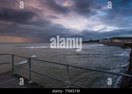 Aberystwyth Wales UK, Thursday 25 April 2019 UK Weather: Dark brooding clouds gather over Cardigan Bay at Aberystwyth, as the latest storm system, Storm Hannah, advances on the UK, bringing winds gusting up to 70mph to western areas this weekeng Photo Credit: keith morris/Alamy Live News Stock Photo