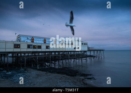 Aberystwyth Wales UK, Thursday 25 April 2019 UK Weather: Dark brooding clouds gather over Cardigan Bay at Aberystwyth, as the latest storm system, Storm Hannah, advances on the UK, bringing winds gusting up to 70mph to western areas this weekeng Photo Credit: keith morris/Alamy Live News Stock Photo