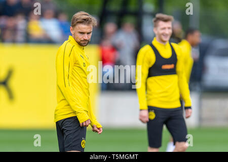 Fußball: 1. Bundesliga, Saison 2018/2019, Training von Borussia Dortmund am 25.04.2019 in Dortmund (Nordrhein-Westfalen).   Dortmunds Marcel Schmelzer Stock Photo