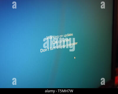 Windows 10 Update message on a PC screen Stock Photo - Alamy