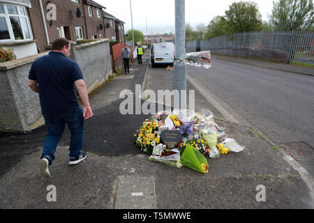Derry, County Londonderry, Northern Ireland, 25th April, 2019 . Flowers are seen only a few feet away from the spot where Lyra McKee, a Journalists, 29, was shot in the head on Thursday 18th of April, 2019. Ms McKee was observing rioting in Londonderry's Creggan estate. The New IRA later  admitted responsibility for the murder of journalist Lyra McKee.  Paul McErlane/Alamy Live News Stock Photo