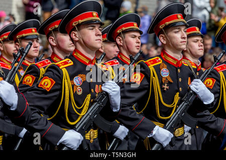 Russia, Vladivostok, 05/09/2018. Graduates of Suvorov Military School in dress uniform with machine guns on parade on annual Victory Day on May 9. Vic Stock Photo