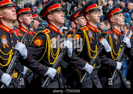 Russia, Vladivostok, 05/09/2018. Graduates of Suvorov Military School in dress uniform with machine guns on parade on annual Victory Day on May 9. Vic Stock Photo