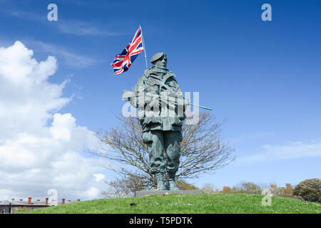 Bronze Royal Marine 'Yomper' memorial statue outside the now-closed Royal Marines Museum, Southsea, Hampshire, UK Stock Photo