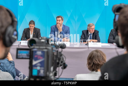 Munich, Germany. 26th Apr, 2019. Markus Söder (M, CSU), Prime Minister of Bavaria, Agnes Becker (l), State Commissioner of the petition for a referendum 'Save the bees', and Alois Glück (r), former President of the State Parliament, take part in the press conference at the closing event of the Round Table on Biodiversity in the Bavarian State Chancellery. Credit: Peter Kneffel/dpa/Alamy Live News Stock Photo