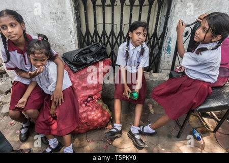 Kolkata, India. 26th Apr, 2019. Children take shelter in the street as a fire engulfed their house at a four-storied commercial building in Kolkata, India, April 26, 2019. No injuries have been reported so far. Credit: Tumpa Mondal/Xinhua/Alamy Live News Stock Photo