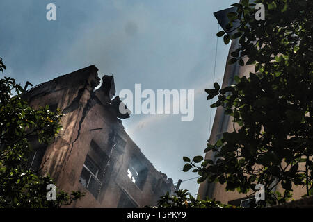 Kolkata. 26th Apr, 2019. Smoke rises from the top floor of a four-storied commercial building in Kolkata, India, April 26, 2019 . No injuries have been reported so far. Credit: Tumpa Mondal/Xinhua/Alamy Live News Stock Photo
