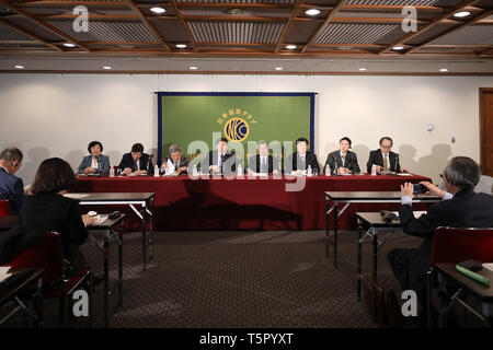 Tokyo, Japan. 25th Apr, 2019. China's former Vice Finance Minister Zhu Guangyao (4th L) speaks during a press conference at the Japan National Press Club in Tokyo, Japan, April 25, 2019. A delegation of Chinese economists headed by Zhu Guangyao visited Japan on April 22-26, conducting extensive exchanges with Japanese government officials, businessmen, academicians and lawmakers. Credit: Du Xiaoyi/Xinhua/Alamy Live News Stock Photo