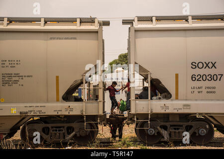 Ciudad Ixtepec, Mexico. 26th Apr, 2019. Migrants from Central America who are on their way to the USA are waiting at Ciudad Ixtepec station to take the train 'La Bestía'. The freight train will initially travel towards the Mexican state of Veracruz. Every year hundreds of thousands of people flee violence and poverty in Central America and try to reach the United States. Credit: Francisco García/dpa/Alamy Live News Stock Photo