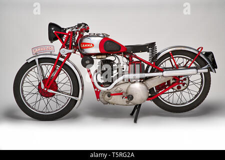 Moto d'epoca Ganna 250 cc.  Marca: Ganna modello: 250cc nazione: Italia - Varese anno: 1935 condizioni: restaurata cilindrata: 249 (al Stock Photo
