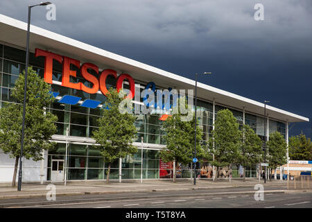 Slough, UK. 26th April 2019. Storm clouds pass over a branch of Tesco Extra. Credit: Mark Kerrison/Alamy Live News Stock Photo