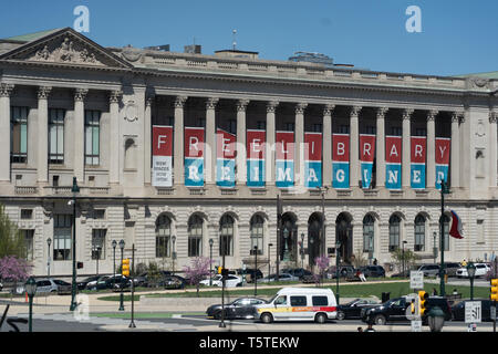 the Parkway Central Library opened for service at its present location at 1901 Vine Street on Logan Square., part of the Free Library of Philadelphia  Stock Photo