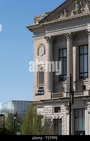 the Parkway Central Library opened for service at its present location at 1901 Vine Street on Logan Square., part of the Free Library of Philadelphia  Stock Photo