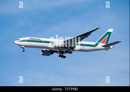 航空機・ヘリコプター Alitalia BOEING777-200 Alitalia Boeing 777 Stock Photo - Alamy