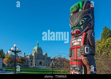 Canada, British Columbia, Victoria, Kwakiutl Bear Pole, totem pole in front of Parliament Building Stock Photo