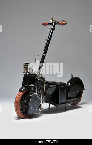 Moto d'epoca Autoped. Scooter. Marca: AUTOPED Company nazione: U.S.A. -Long Island City - NY anno: 1915 condizioni: restaurato cilindra Moto d'epoca Autoped. Scooter. Marca: AUTOPED Company nazione: U.S.A. -Long Island City - NY anno: 1915 condizioni: restaurato cilindra
