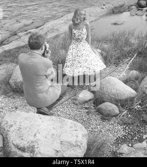Amateur photographer in the 1950s. He is american actor Burgess Meredith taking a picture of his swedish wife Kaja Sundsten.. Sweden 1954. Photo Kristoffersson Ref BF78-1 Stock Photo