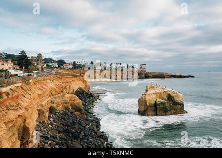 View of cliffs and the Pacific Ocean at Sunset Cliffs Natural Park, in Point Loma, San Diego, California Stock Photo