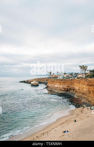 View of cliffs and the Pacific Ocean at Sunset Cliffs Natural Park, in Point Loma, San Diego, California Stock Photo